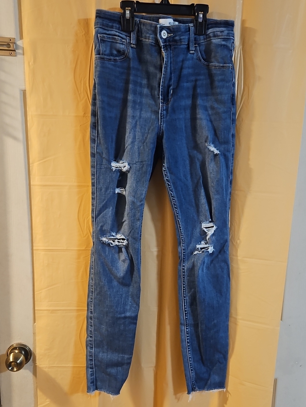 HOLLISTER HIGH RISE SUPER SKINNY JEAN: DISTRESSED: GOOD CONDITION: SIZE 6 SHORT
